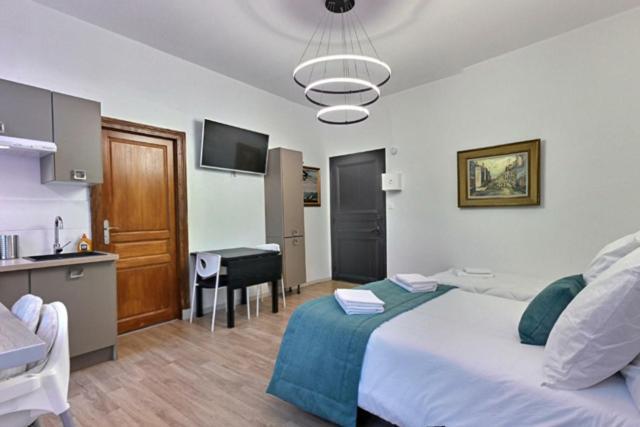 Fenelon Apartment *